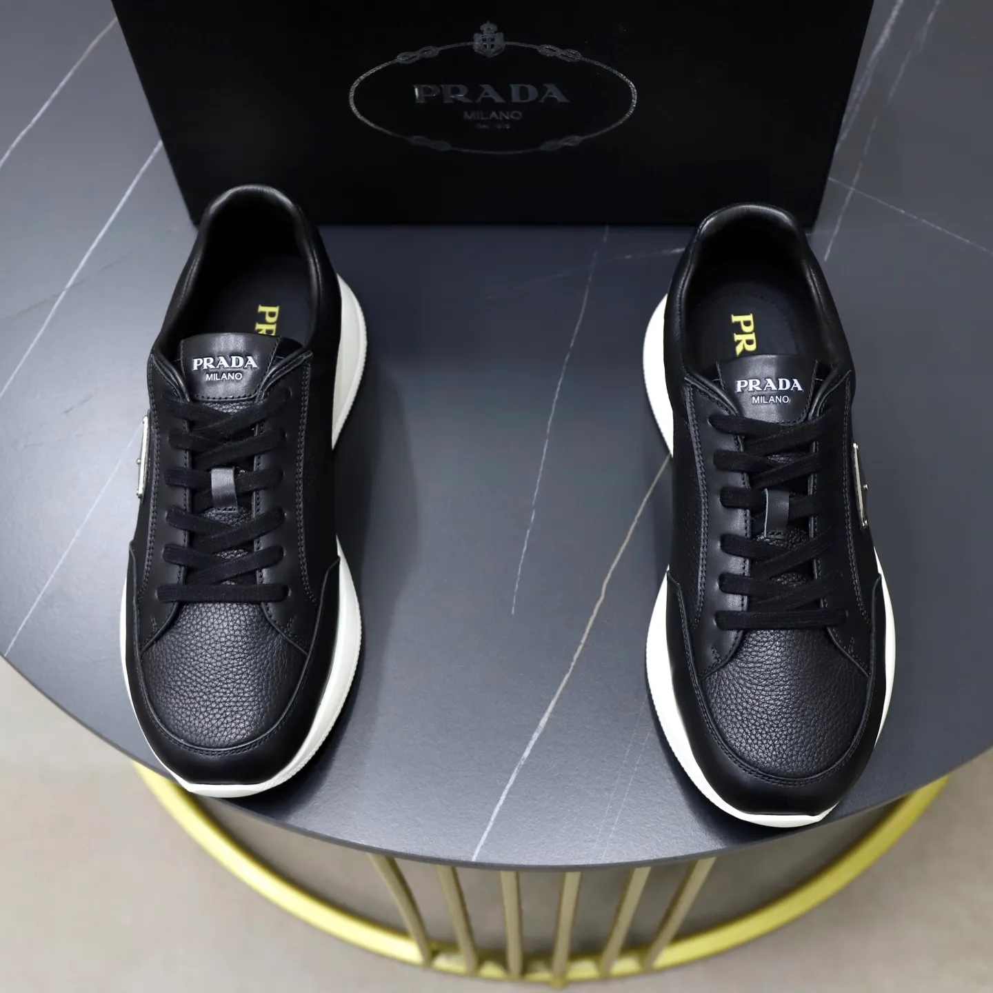 Factory price: 740💰Top original order Brand: PRADA (Prada) Standard code: Men's size 38/44 (45 can be customized) Grade: Same as the official website Material: Original cowhide stitching imported cowhide lining Original combination two-color wear-resistant soft outsole Style category: Leisure and sports version Young fashion European and American trend British style Color: Real picture color